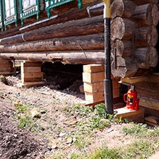 Подъем и выравнивание угла деревянного дома/бани